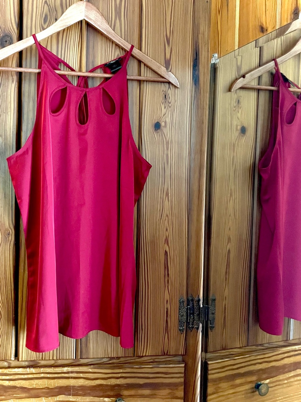 Ann Taylor 2P Deep Red Sleeveless Keyhole racerback tank Maroon